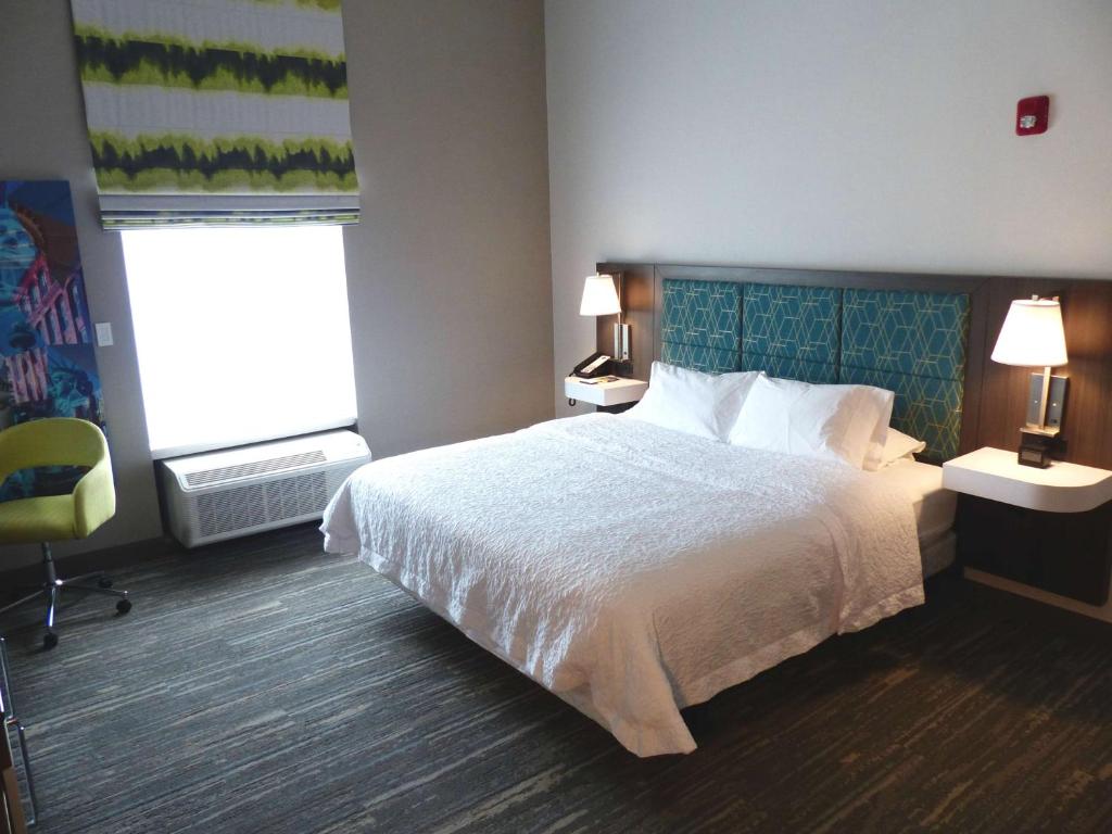 Postel nebo postele na pokoji v ubytování Hampton Inn By Hilton Paramus