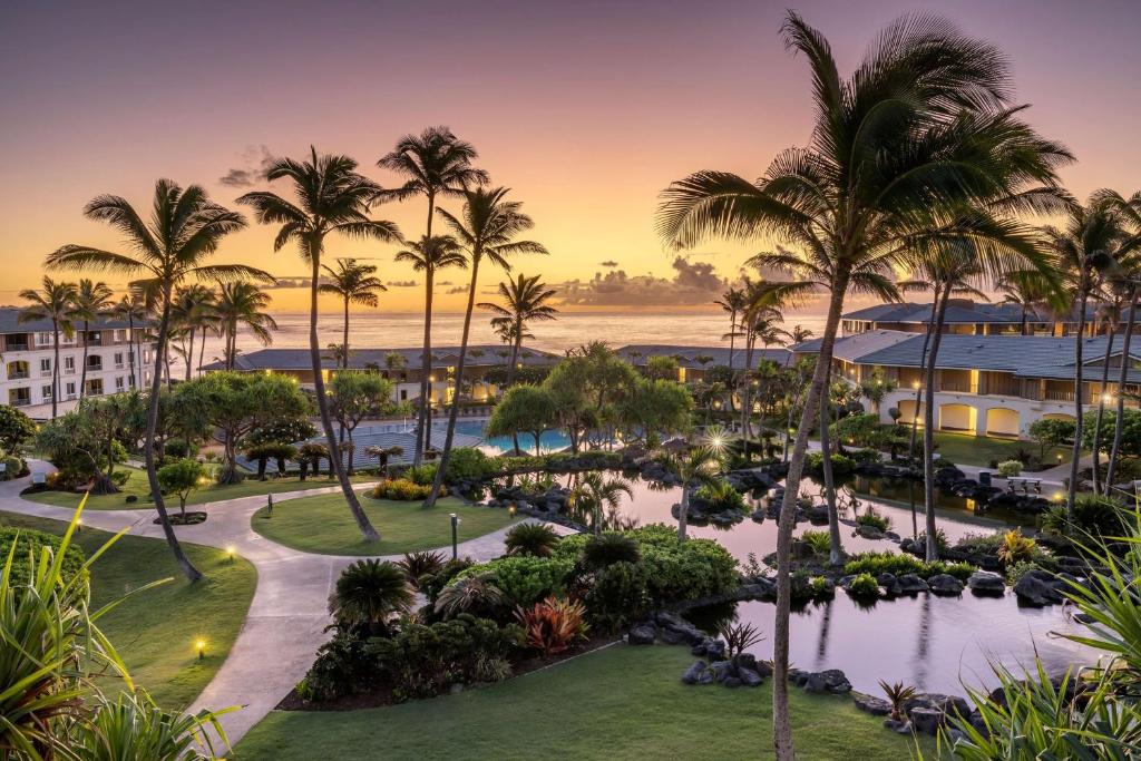 una vista aérea del complejo al atardecer en Hilton Vacation Club The Point at Poipu Kauai, en Koloa