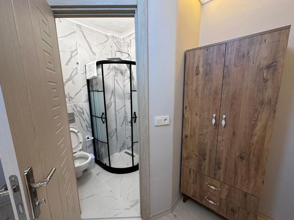bagno con servizi igienici e porta in legno di pilot hotel a Arnavutköy
