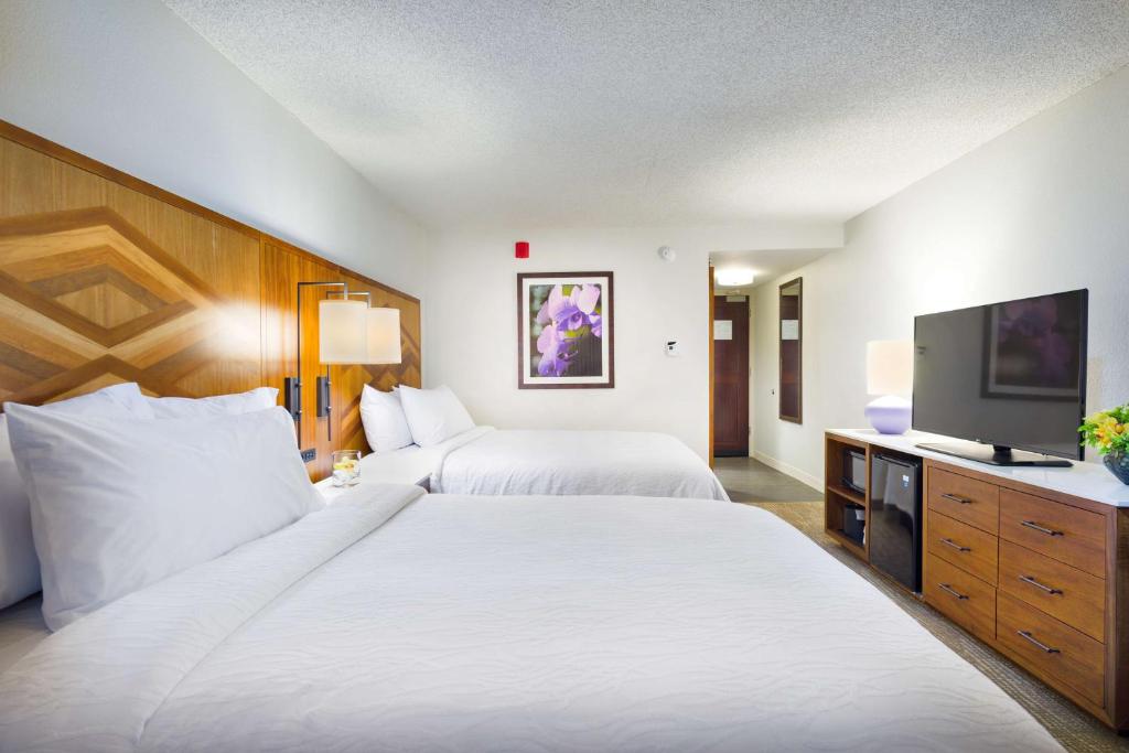 Hilton Garden Inn Kauai Wailua Bay, HI - 带有两张大号床的大号床和海景