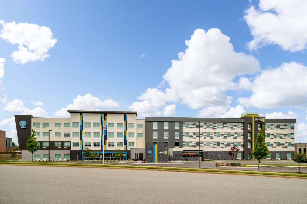 an empty street in front of a large building at Tru By Hilton North Little Rock, Ar in North Little Rock