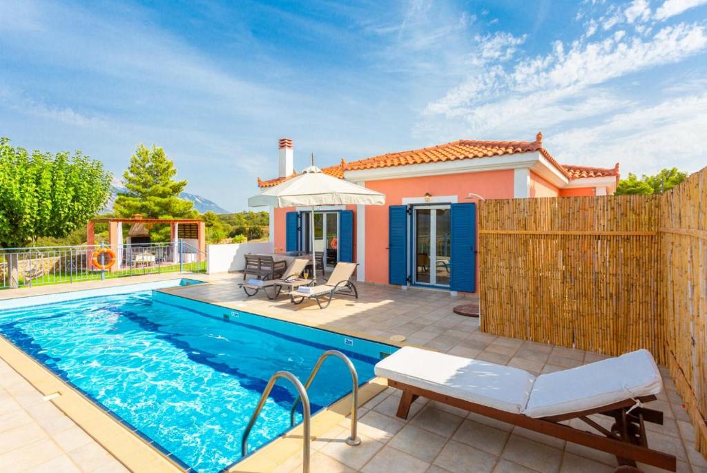 uma villa com uma piscina e uma casa em Villa Europe Ena em Lakíthra