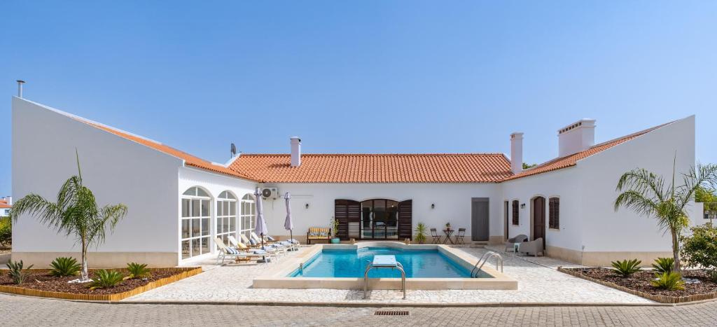 a house with a swimming pool in the yard at Quinta do Quartel in Évora
