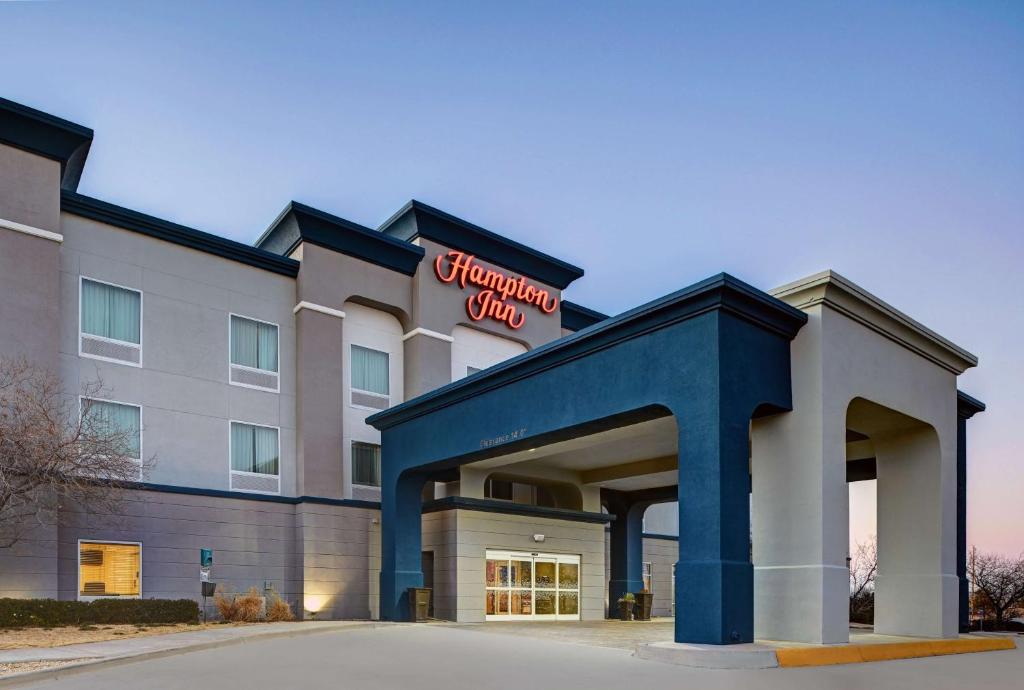 ローズバーグにあるHampton Inn Lordsburgのホテルの正面の景色を望めます。