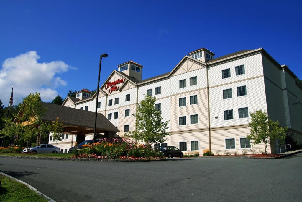 um grande edifício branco com um cartaz em Hampton Inn Littleton em Littleton