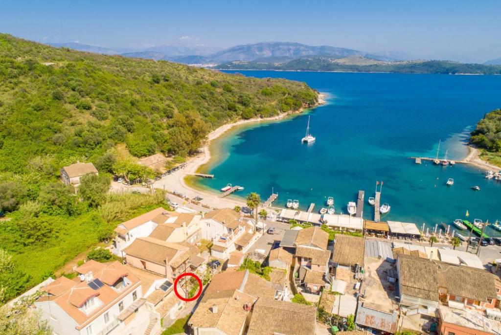 einem Luftblick auf ein Küstendorf mit Hafen in der Unterkunft Effie Apartment in Ágios Stéfanos