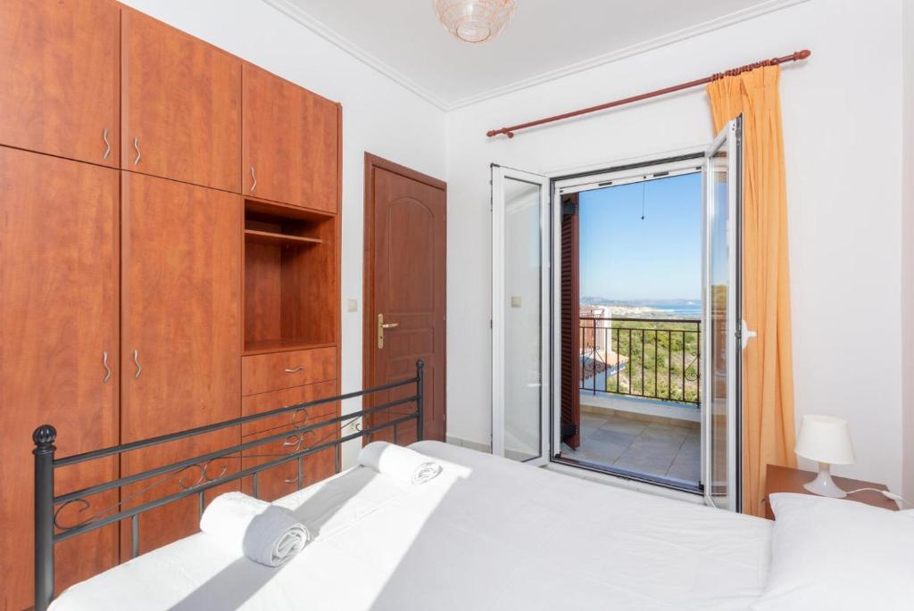 A bed or beds in a room at Villa Europe Thia
