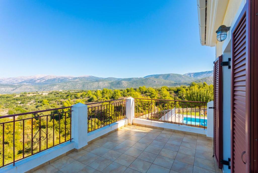 A general mountain view or a mountain view taken from A villát