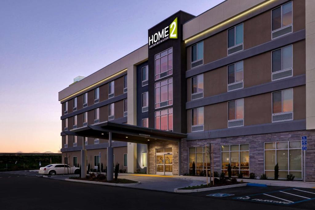 een weergave van de voorkant van een hotel bij Home2 Suites By Hilton Turlock, Ca in Turlock