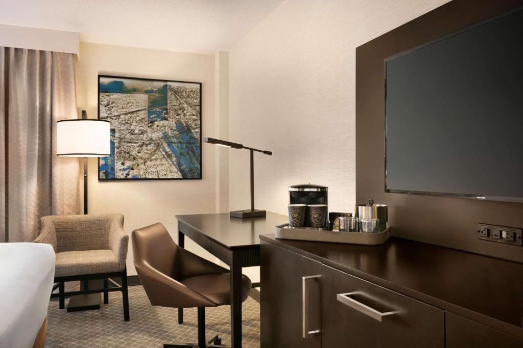 DoubleTree by Hilton McLean Tysons - Queen Room With Two Queen Beds And Bath Tub - Mobility And Hearing Access