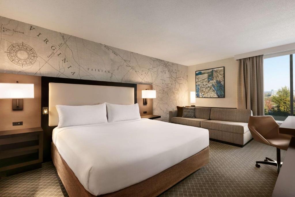 DoubleTree by Hilton McLean Tysons - Deluxe King Room With Sofa Bed