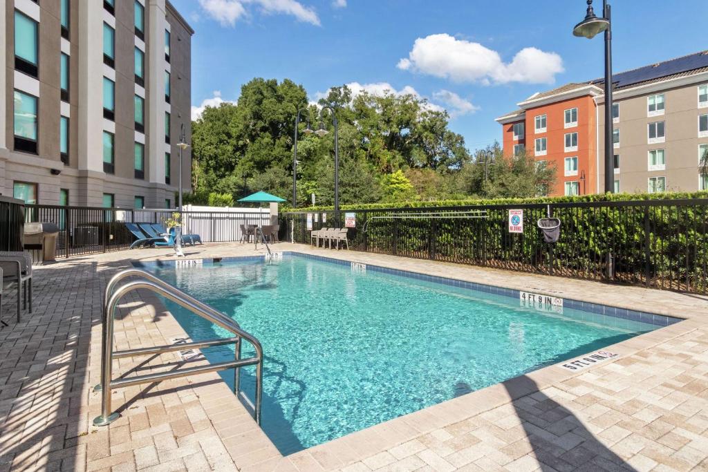 een zwembad met blauw water in een gebouw bij Hampton Inn & Suites Orlando-Apopka in Orlando