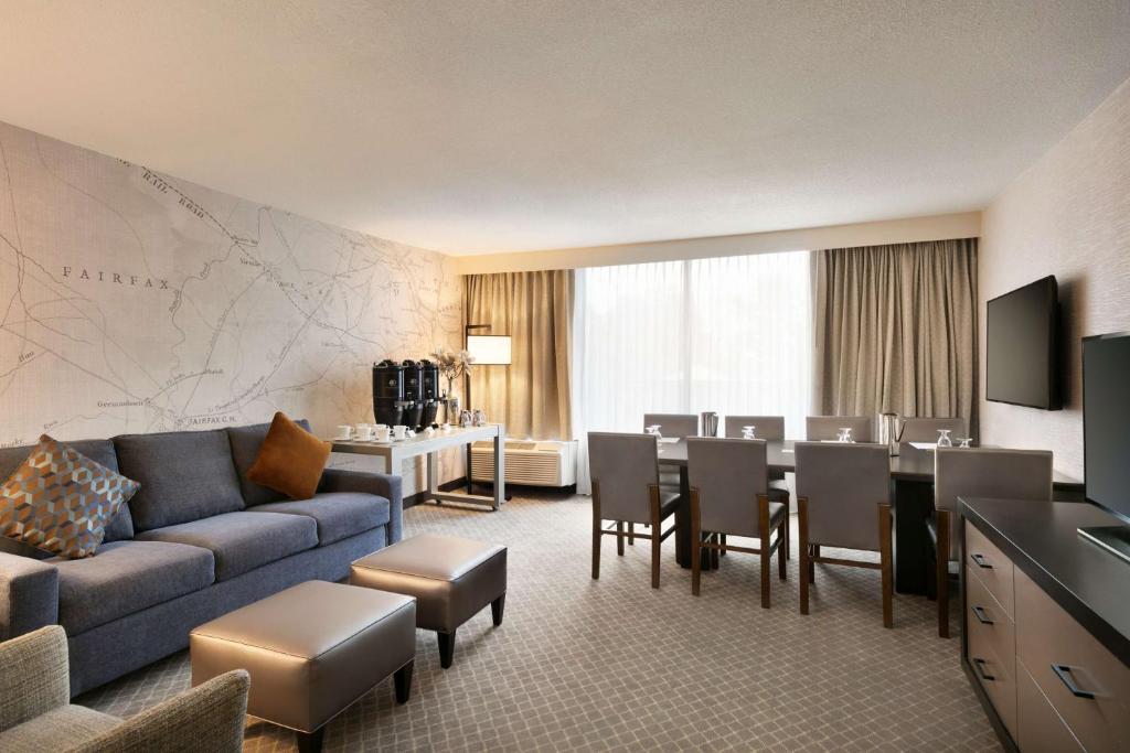 DoubleTree by Hilton McLean Tysons - Room With Sofa Bed
