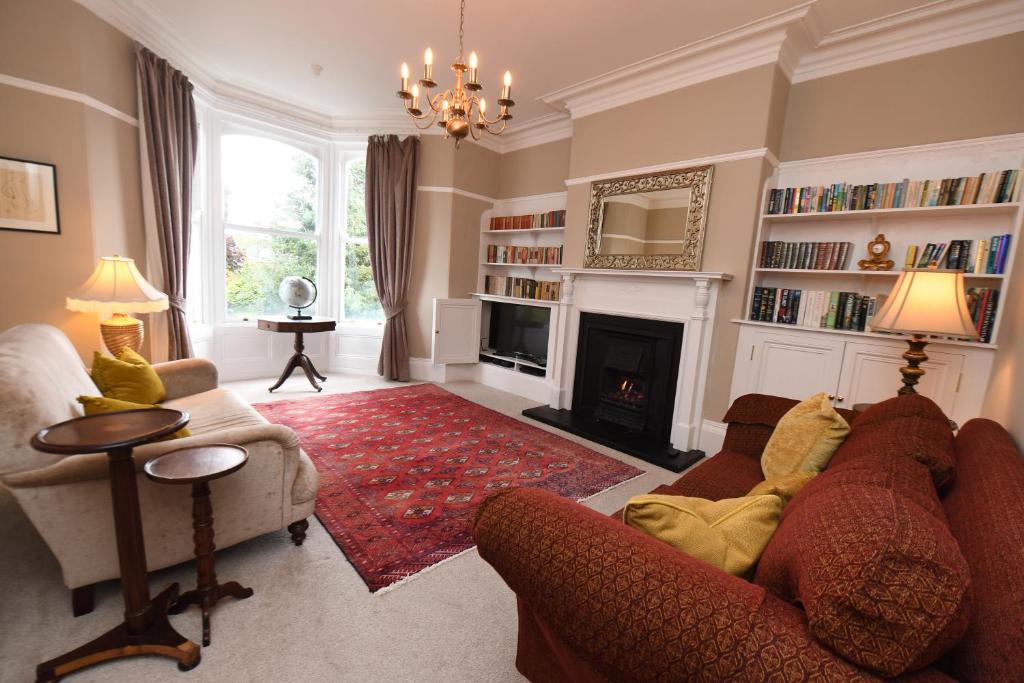 sala de estar con sofá y chimenea en Harrogate Self Catering - West End, en Harrogate