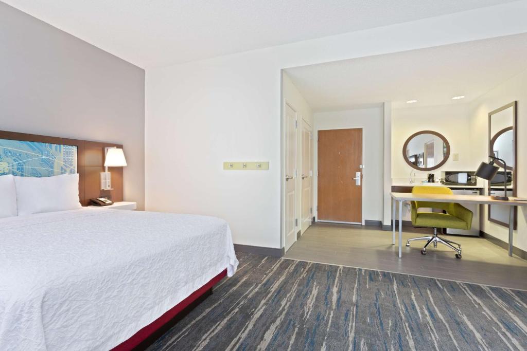 Hampton Inn & Suites Orlando International Drive North - Habitación Queen Con Ducha Roll-In - Acceso De Movilidad / No Fumadores