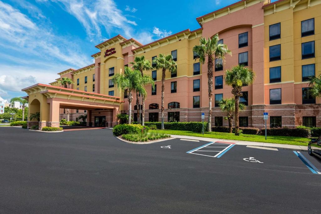 ein leerer Parkplatz vor einem Gebäude in der Unterkunft Hampton Inn & Suites Orlando-South Lake Buena Vista in Kissimmee