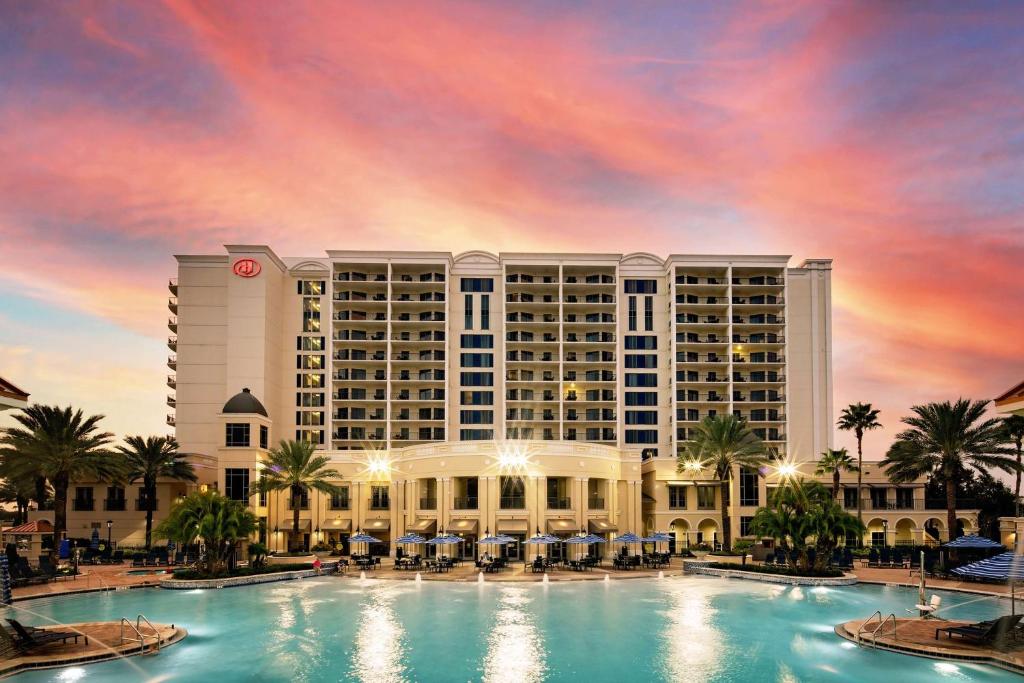 un complexe avec une grande piscine dans l'établissement Parc Soleil by Hilton Grand Vacations, à Orlando