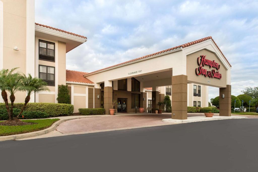 a front view of a hampton inn and suites at Hampton Inn & Suites Orlando-East UCF in Orlando