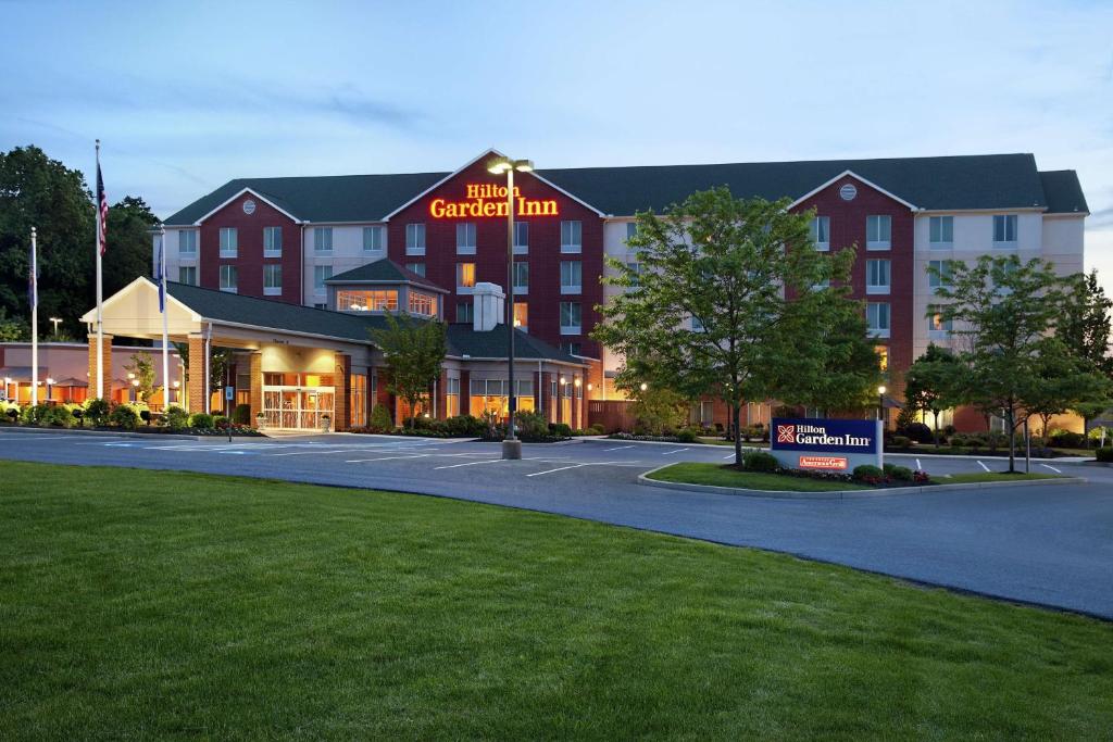 un hotel con un letrero que lee posada en el jardín del hotel en Hilton Garden Inn Harrisburg East en Harrisburg