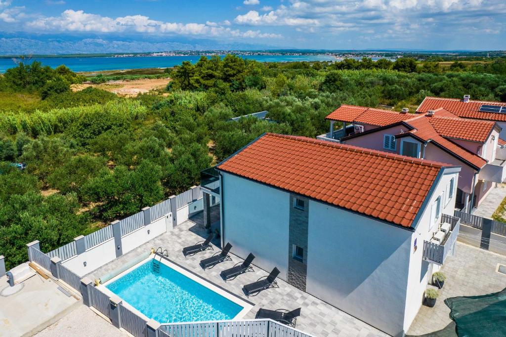 een luchtzicht op een huis met een zwembad bij Vila Zara in Nin