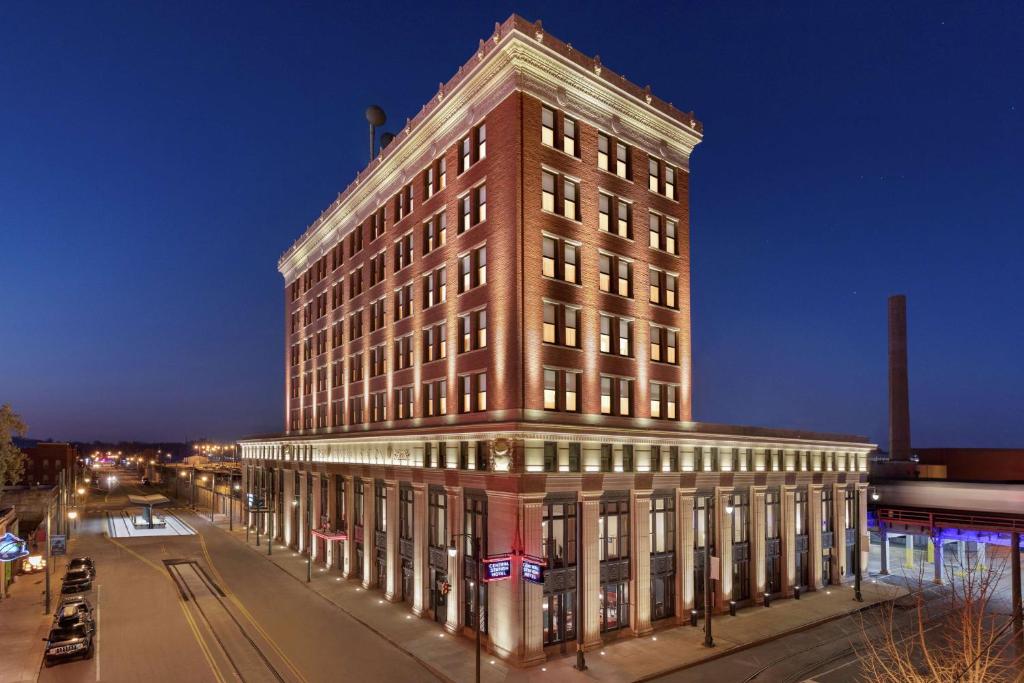 a tall building on a city street at night at The Central Station Memphis, Curio Collection By Hilton in Memphis