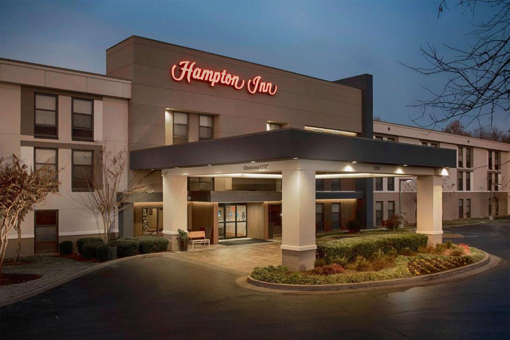 a hotel with a sign that reads hampton inn at Hampton Inn Memphis/Collierville in Collierville