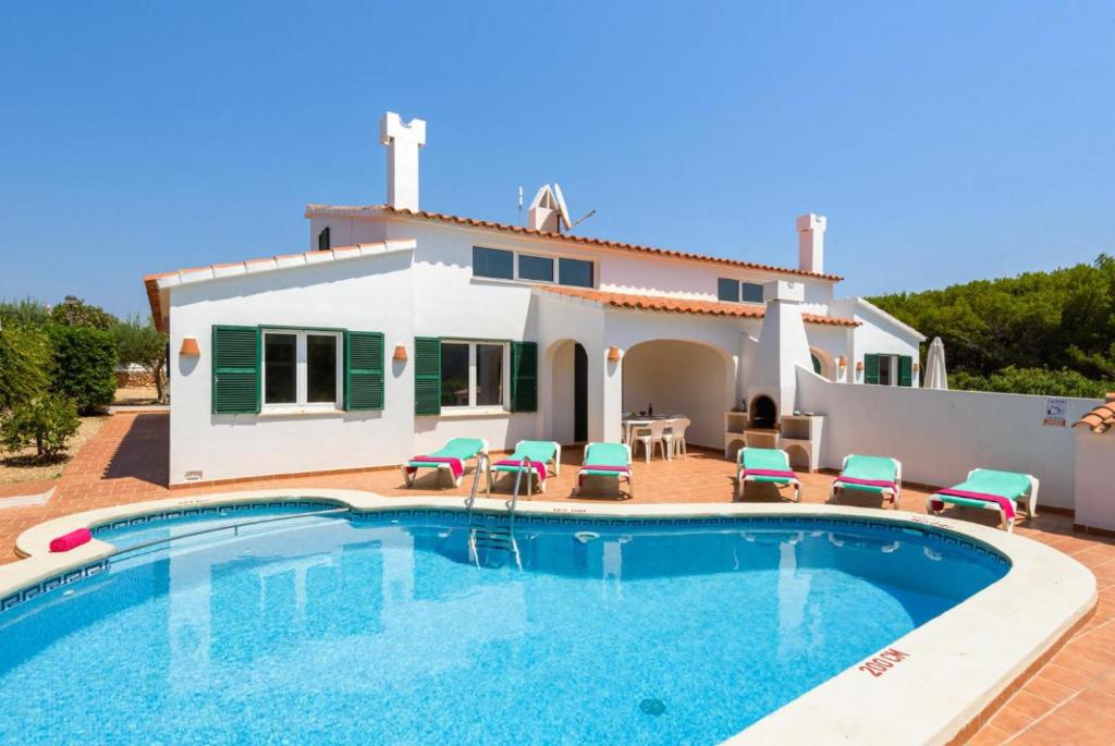The swimming pool at or close to Eulalia Dos