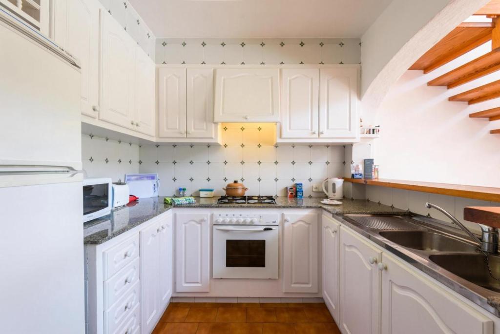 A kitchen or kitchenette at Eulalia Dos