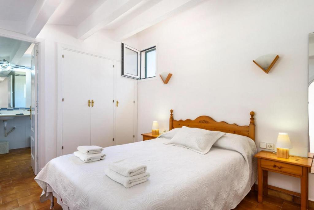 A bed or beds in a room at Eulalia Dos