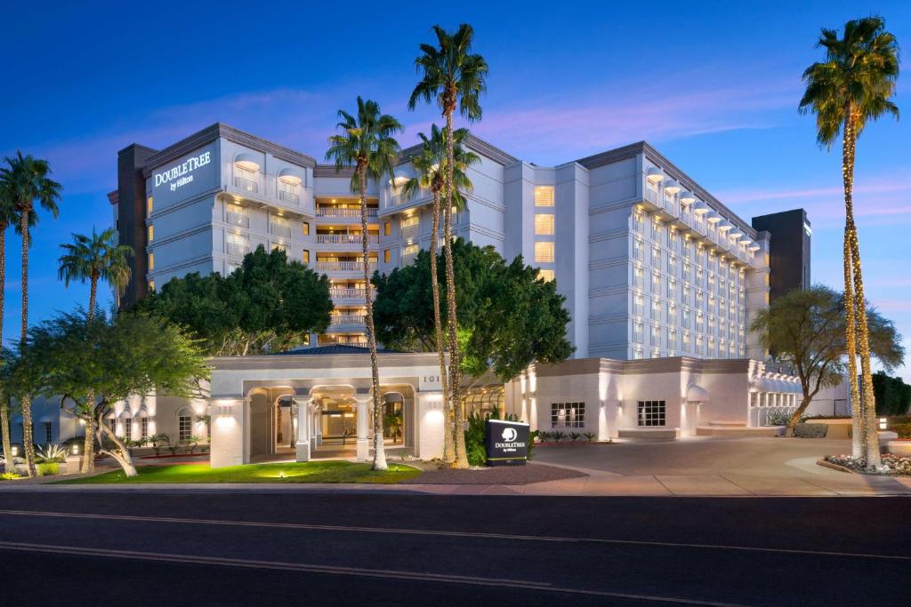 un hotel con palmeras en Doubletree by Hilton Phoenix Mesa en Mesa