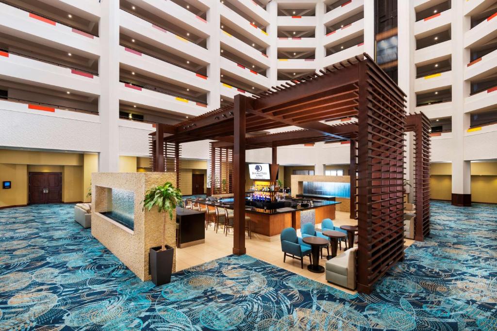 Bazén v ubytování Doubletree by Hilton Phoenix Mesa nebo v jeho okolí
