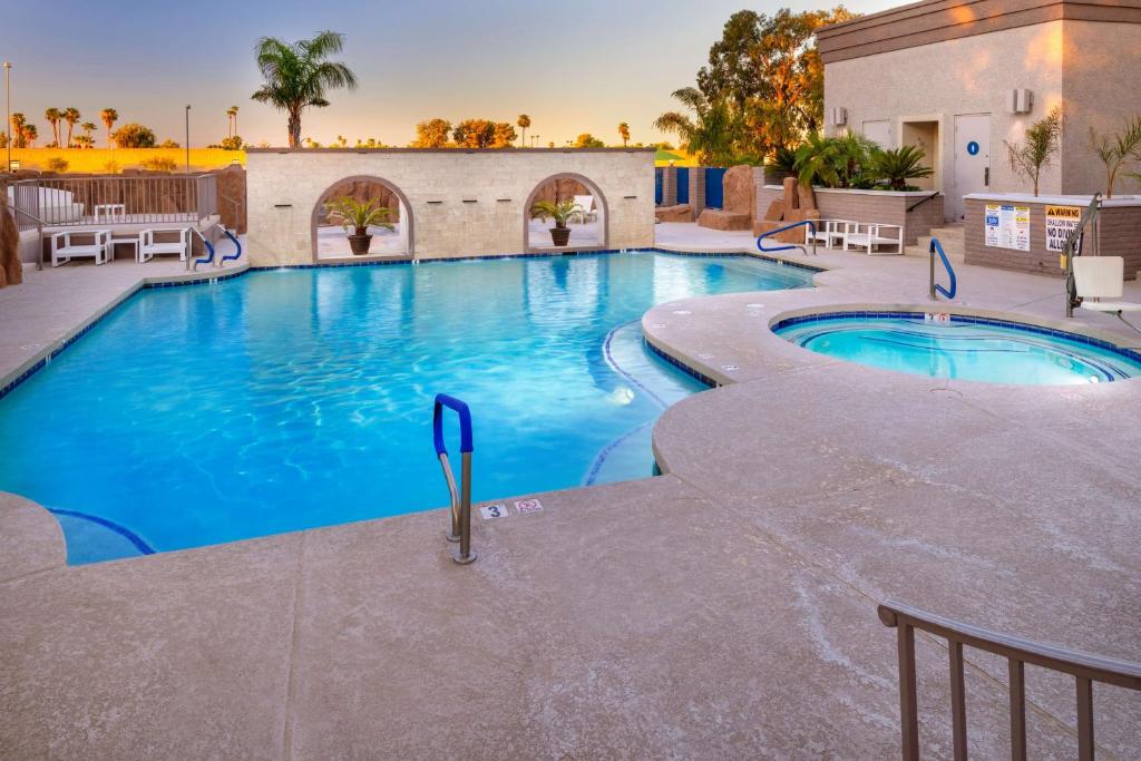Bazén v ubytování Doubletree by Hilton Phoenix Mesa nebo v jeho okolí