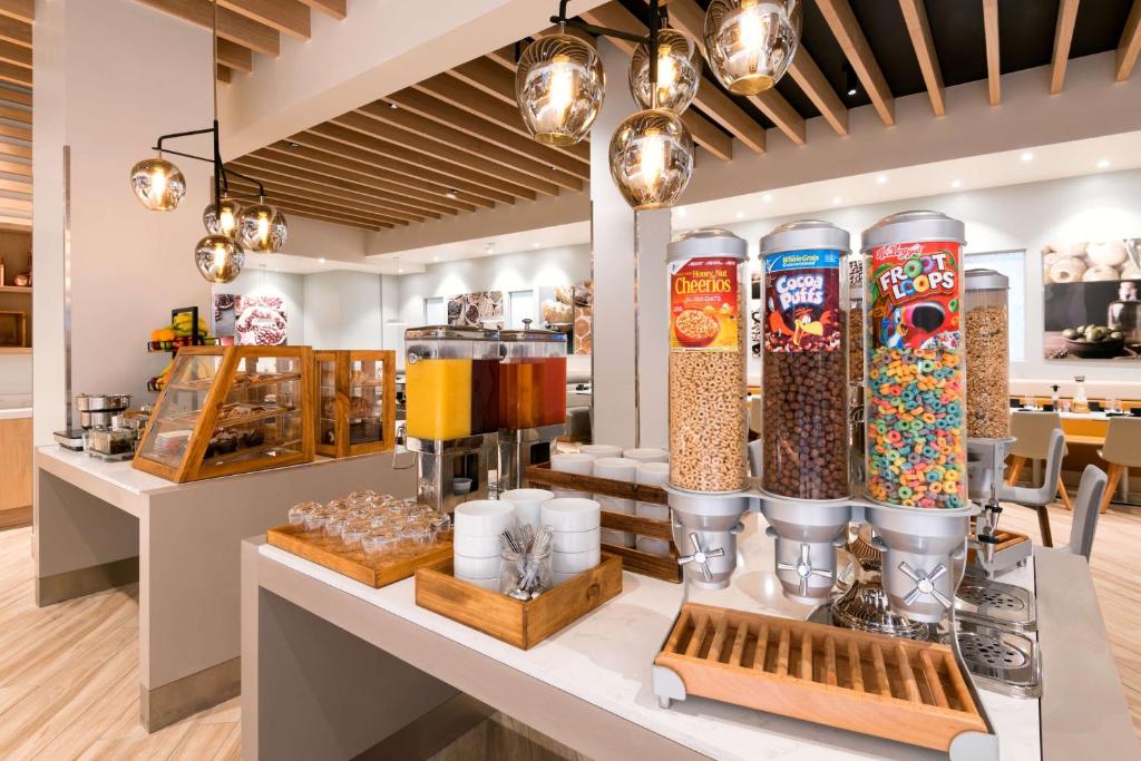 Příslušenství pro přípravu čaje a kávy v ubytování Doubletree by Hilton Phoenix Mesa