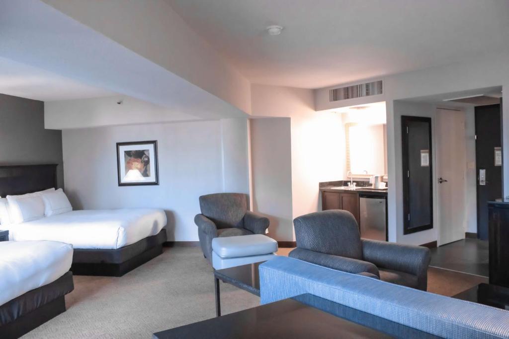 Doubletree by Hilton Phoenix Mesa - Junior Queen Suite With Balcony