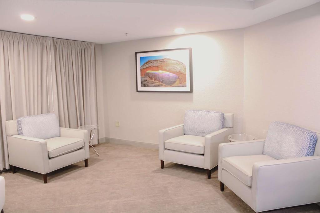 Posezení v ubytování Doubletree by Hilton Phoenix Mesa