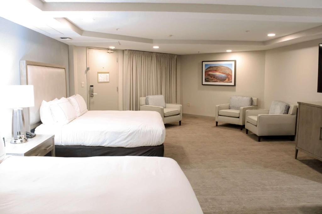Postel nebo postele na pokoji v ubytování Doubletree by Hilton Phoenix Mesa