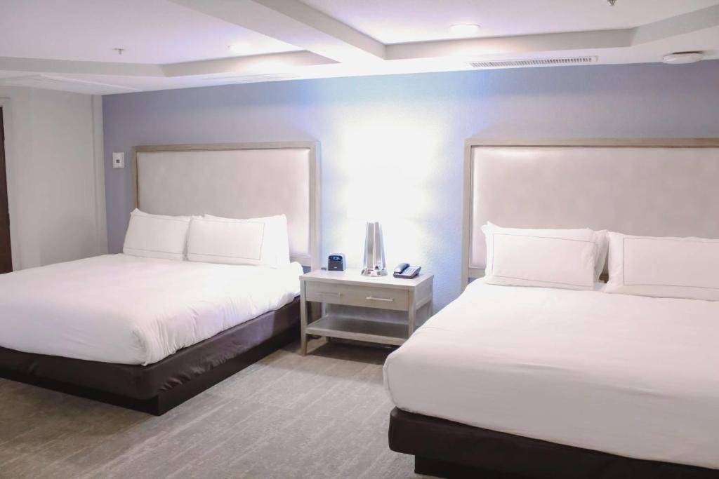 Postel nebo postele na pokoji v ubytování Doubletree by Hilton Phoenix Mesa