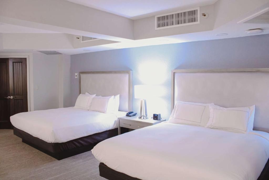 Postel nebo postele na pokoji v ubytování Doubletree by Hilton Phoenix Mesa