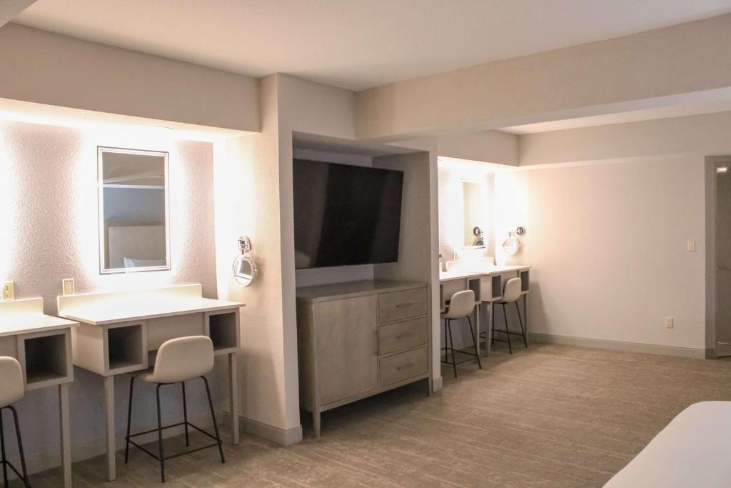 TV a/nebo společenská místnost v ubytování Doubletree by Hilton Phoenix Mesa
