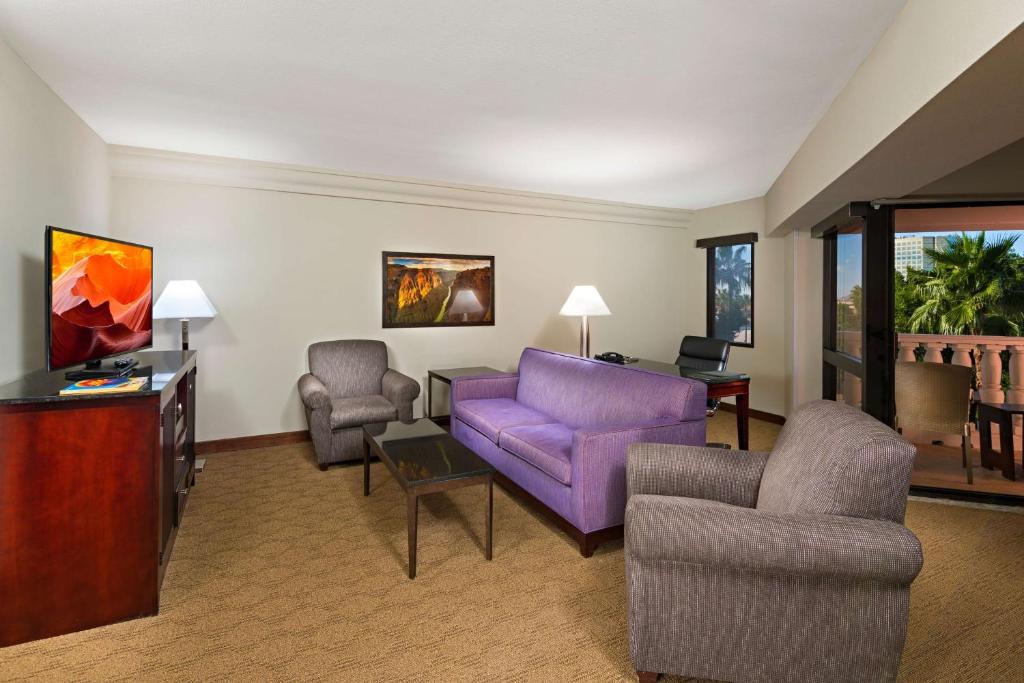 Doubletree by Hilton Phoenix Mesa - Junior King Suite With Balcony - Non-Smoking