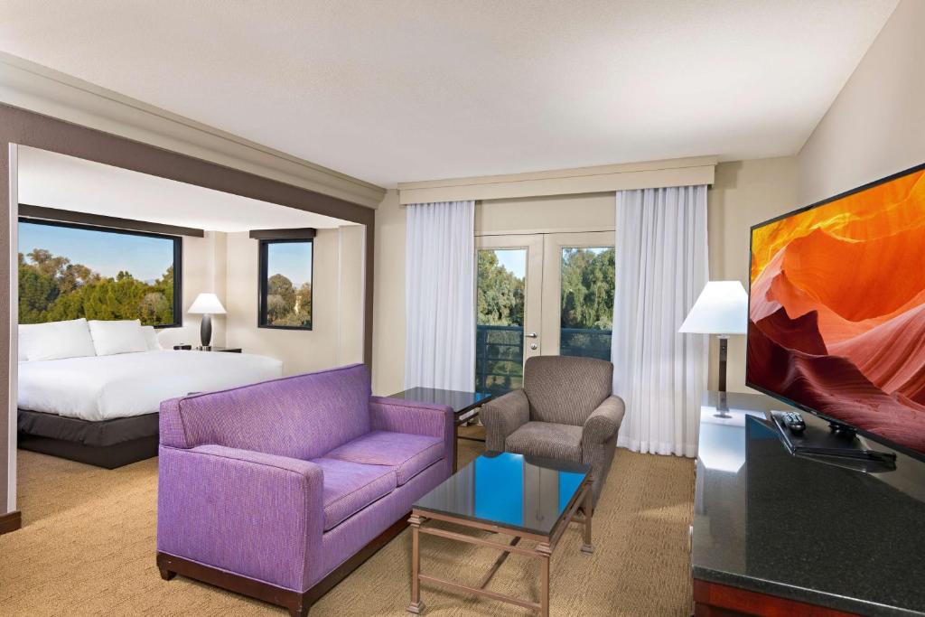 Postel nebo postele na pokoji v ubytování Doubletree by Hilton Phoenix Mesa