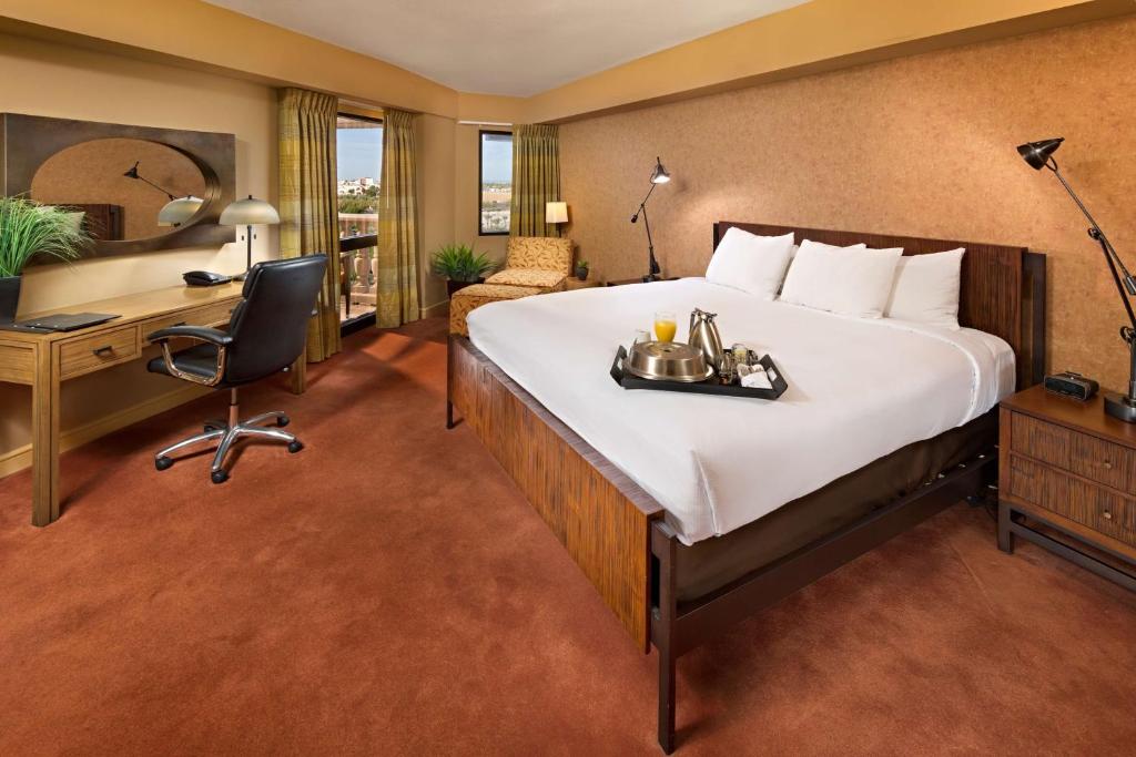 Postel nebo postele na pokoji v ubytování Doubletree by Hilton Phoenix Mesa
