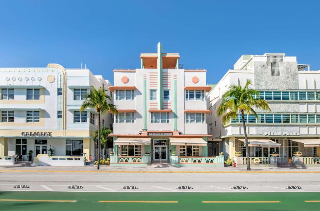 um edifício com palmeiras em frente a uma rua em Hilton Vacation Club Crescent on South Beach Miami em Miami Beach