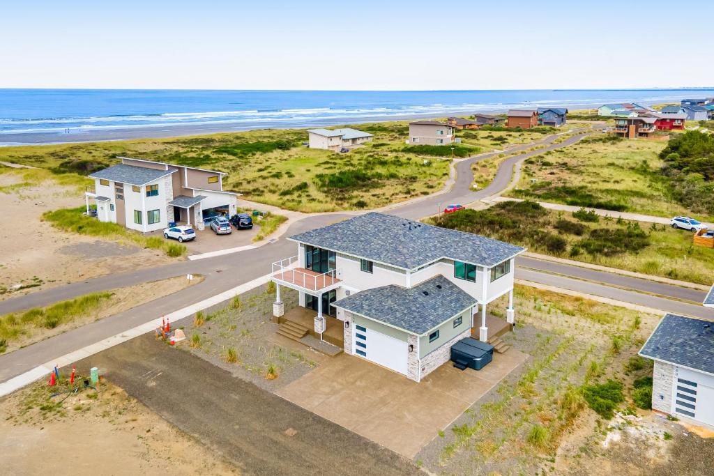 eine Luftaufnahme eines Hauses am Strand in der Unterkunft Sam's Nest in Westport
