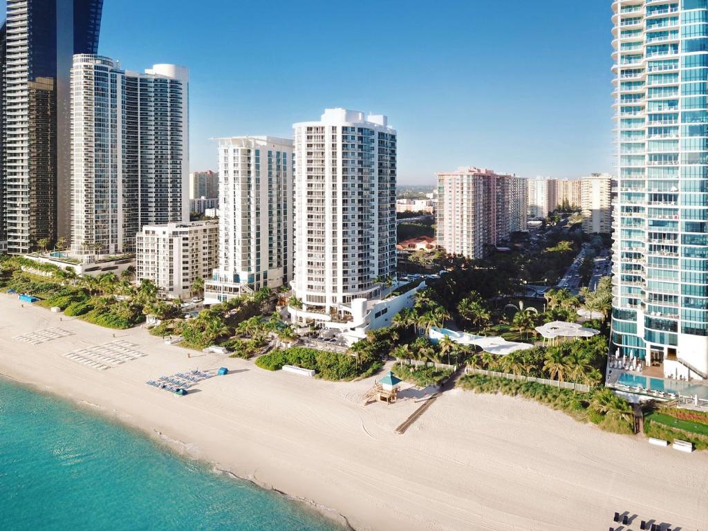 een luchtzicht op een strand met hoge gebouwen bij DoubleTree by Hilton Ocean Point Resort - North Miami Beach in Miami Beach