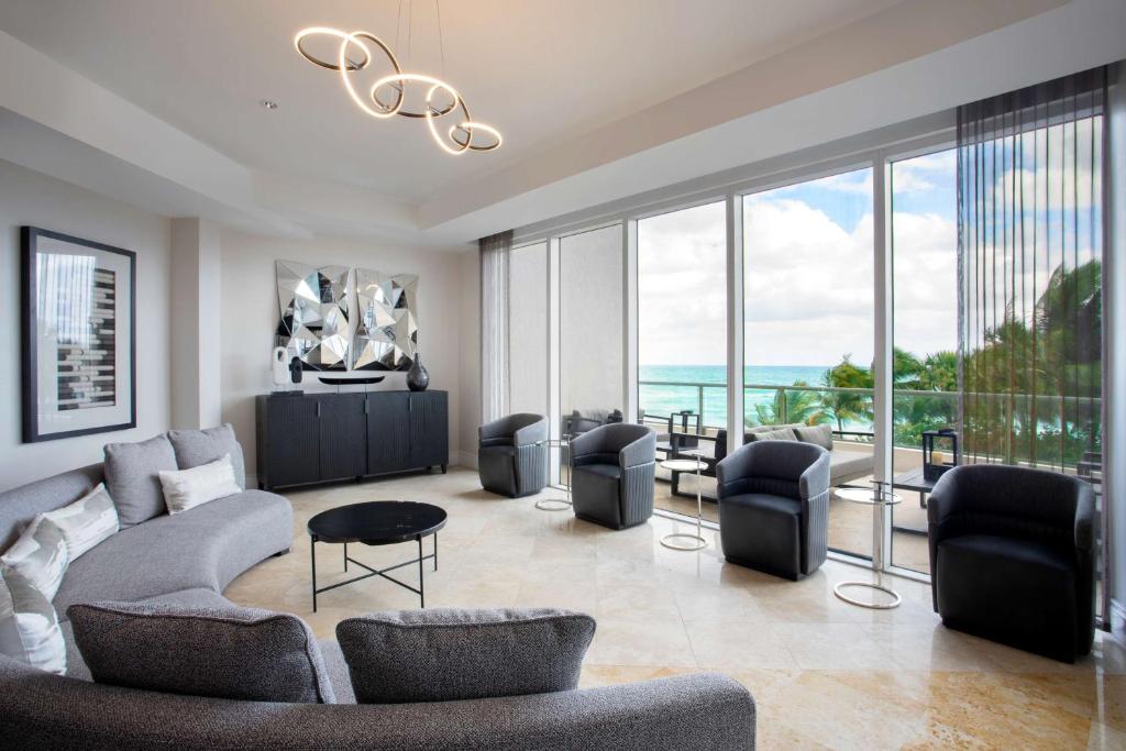 Posezení v ubytování DoubleTree by Hilton Ocean Point Resort - North Miami Beach