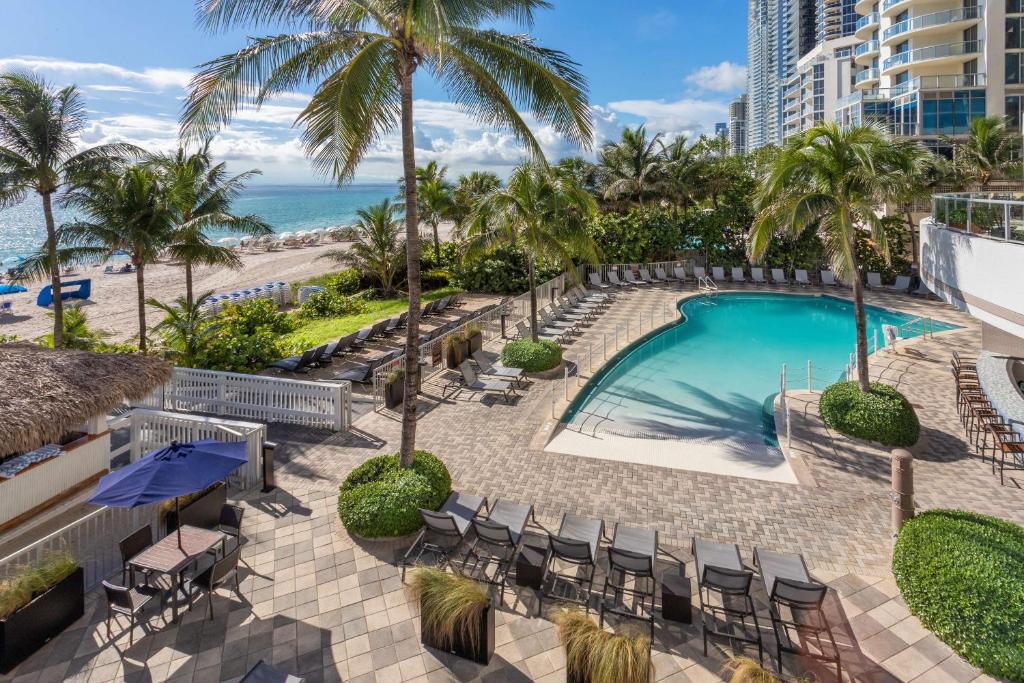 Bazén v ubytování DoubleTree by Hilton Ocean Point Resort - North Miami Beach nebo v jeho okolí