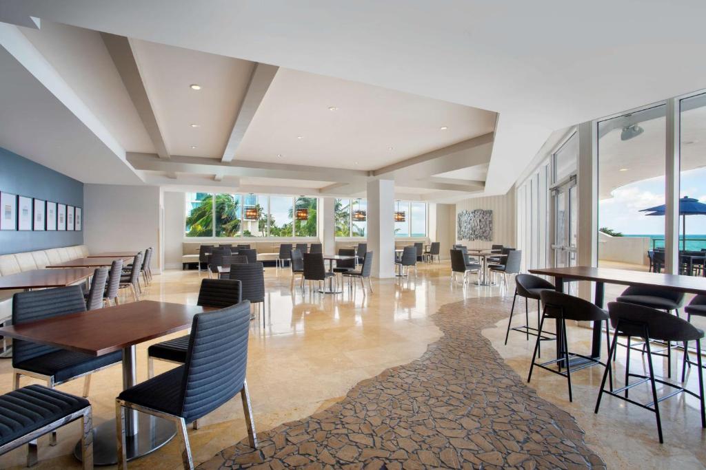 Posezení v ubytování DoubleTree by Hilton Ocean Point Resort - North Miami Beach