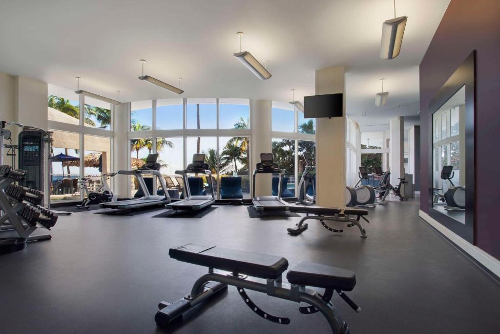 Fitness centrum a/nebo fitness zařízení v ubytování DoubleTree by Hilton Ocean Point Resort - North Miami Beach