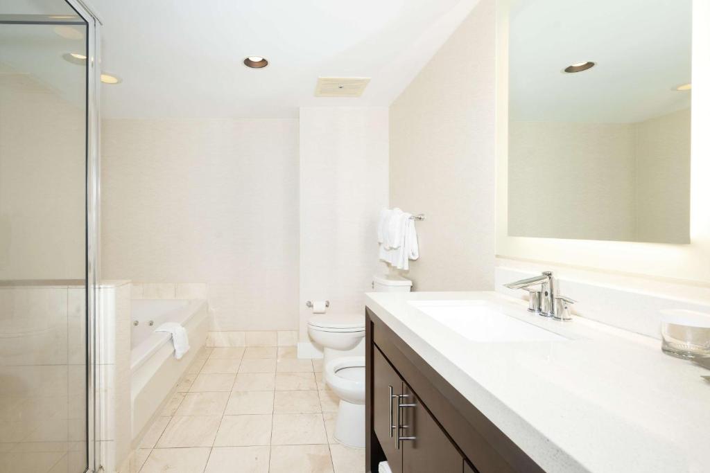 Koupelna v ubytování DoubleTree by Hilton Ocean Point Resort - North Miami Beach